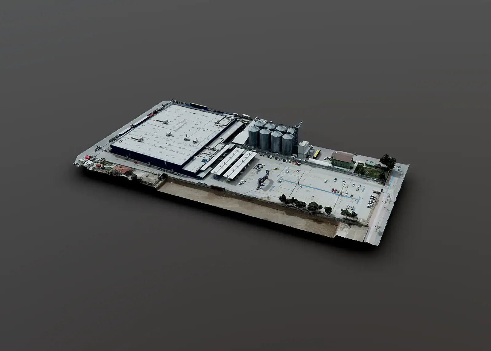 Escaneado 3D LiDAR y fotogrametría de la cubierta de una tienda Metro en Turquía para la optimización de la instalación de paneles solares GES, mostrando la nube de puntos y el modelo de malla 3D