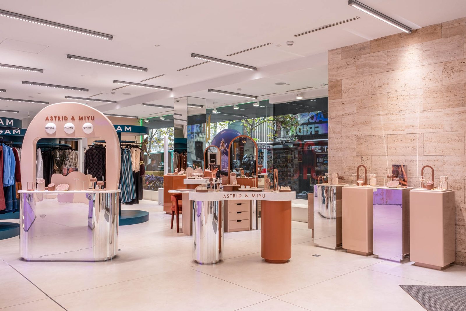 Expositor de joyería de Astrid & Miyu en WOW Concept Serrano, Madrid, con soportes de diseño y una distribución de tienda propia del retail de alta gama.