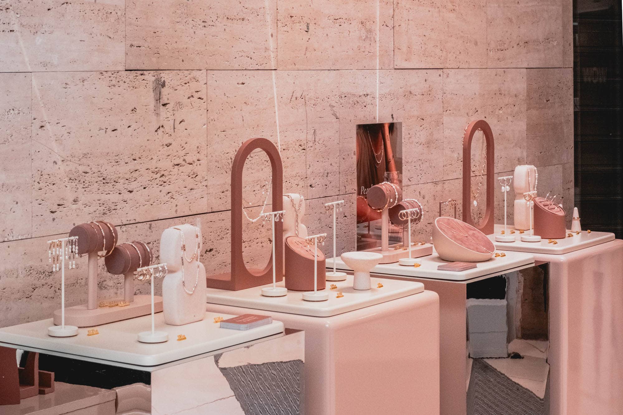 Colección de joyería dispuesta en soportes escalonados dentro de la concesión de WOW Concept Serrano.
