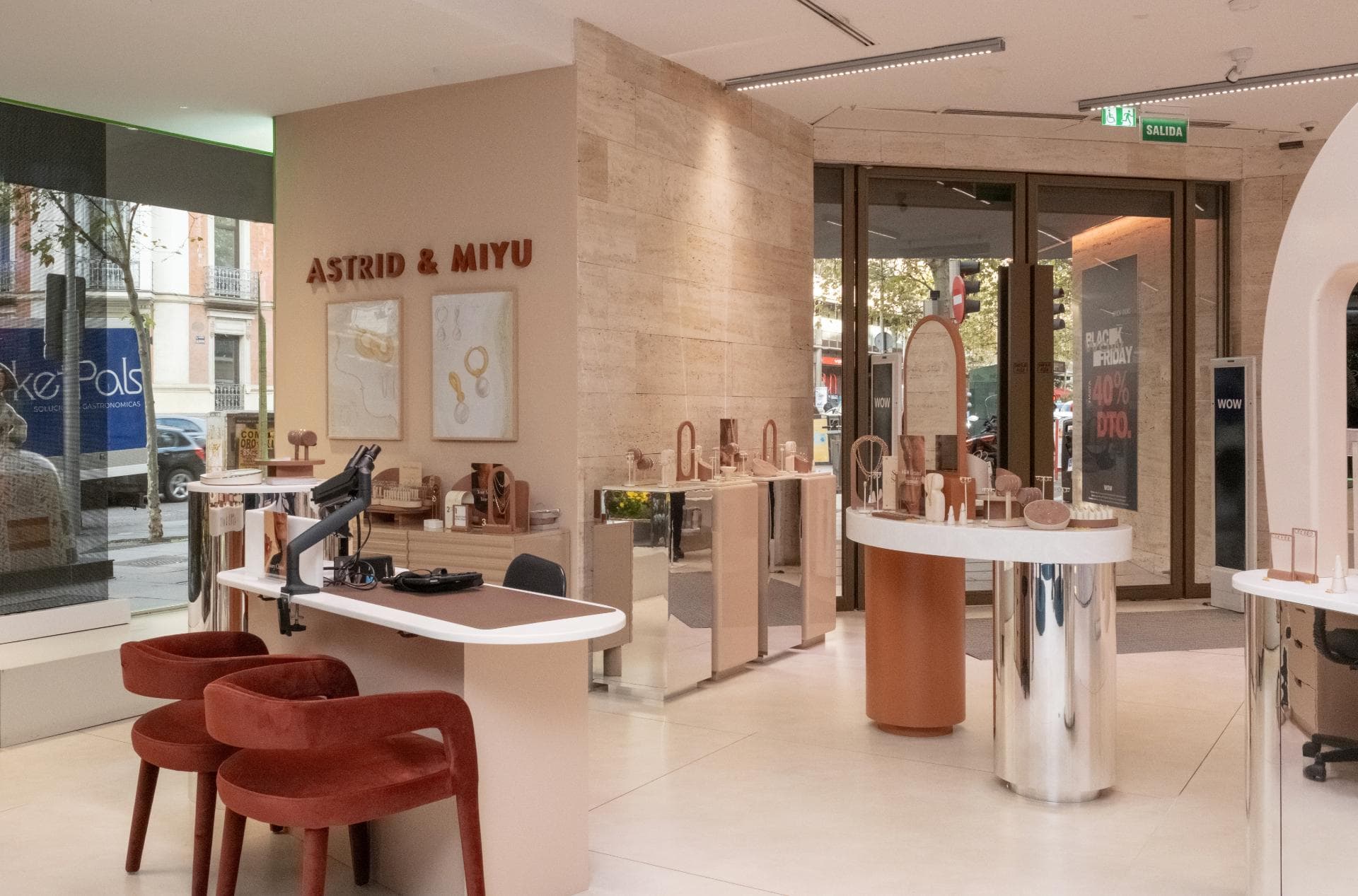 Interior de la boutique de joyería Astrid and Miyu en Madrid, con mostradores expositores, asientos de terciopelo e iluminación de marca antes de la apertura.