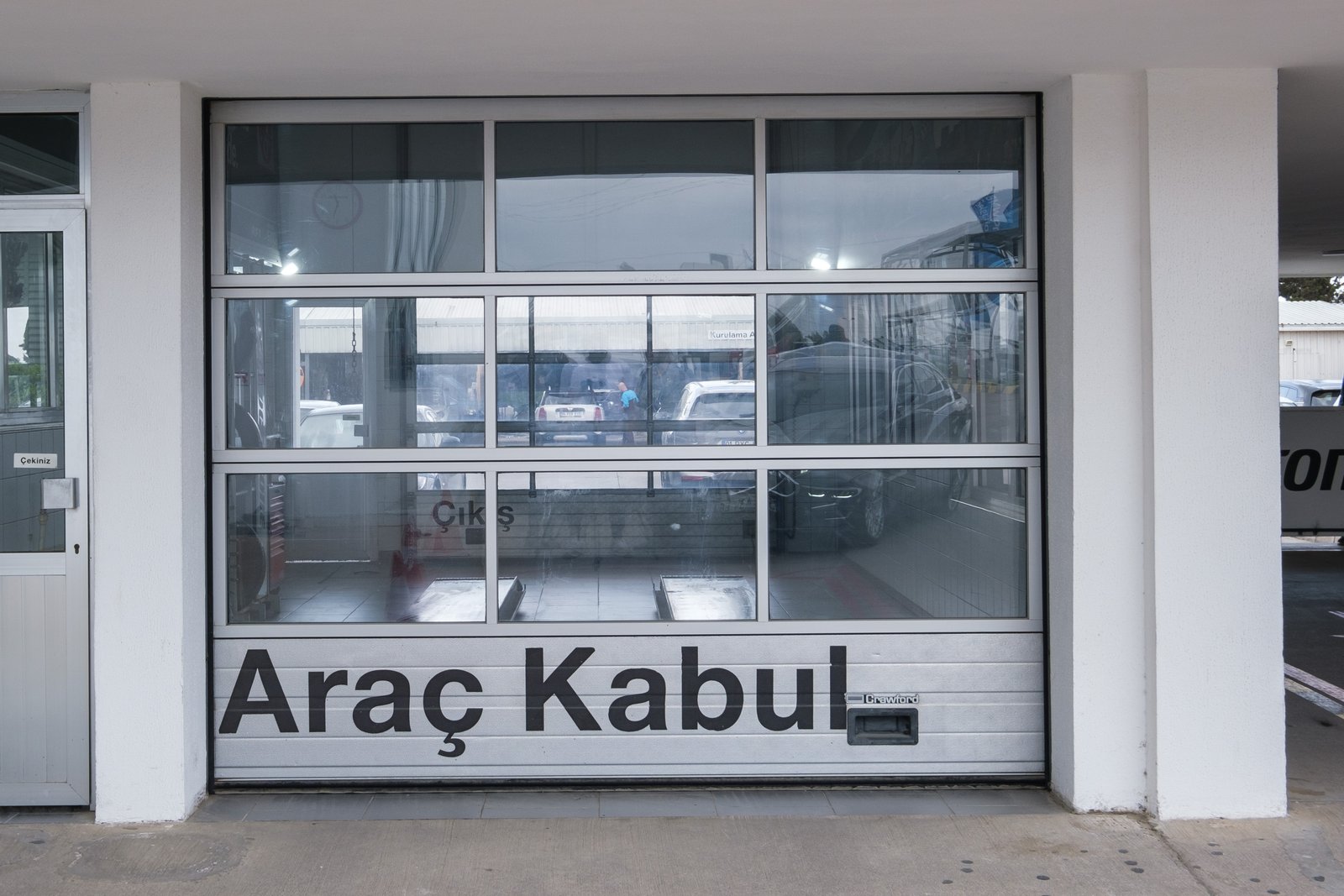 Puerta de recepción de vehículos del servicio en un concesionario BMW.