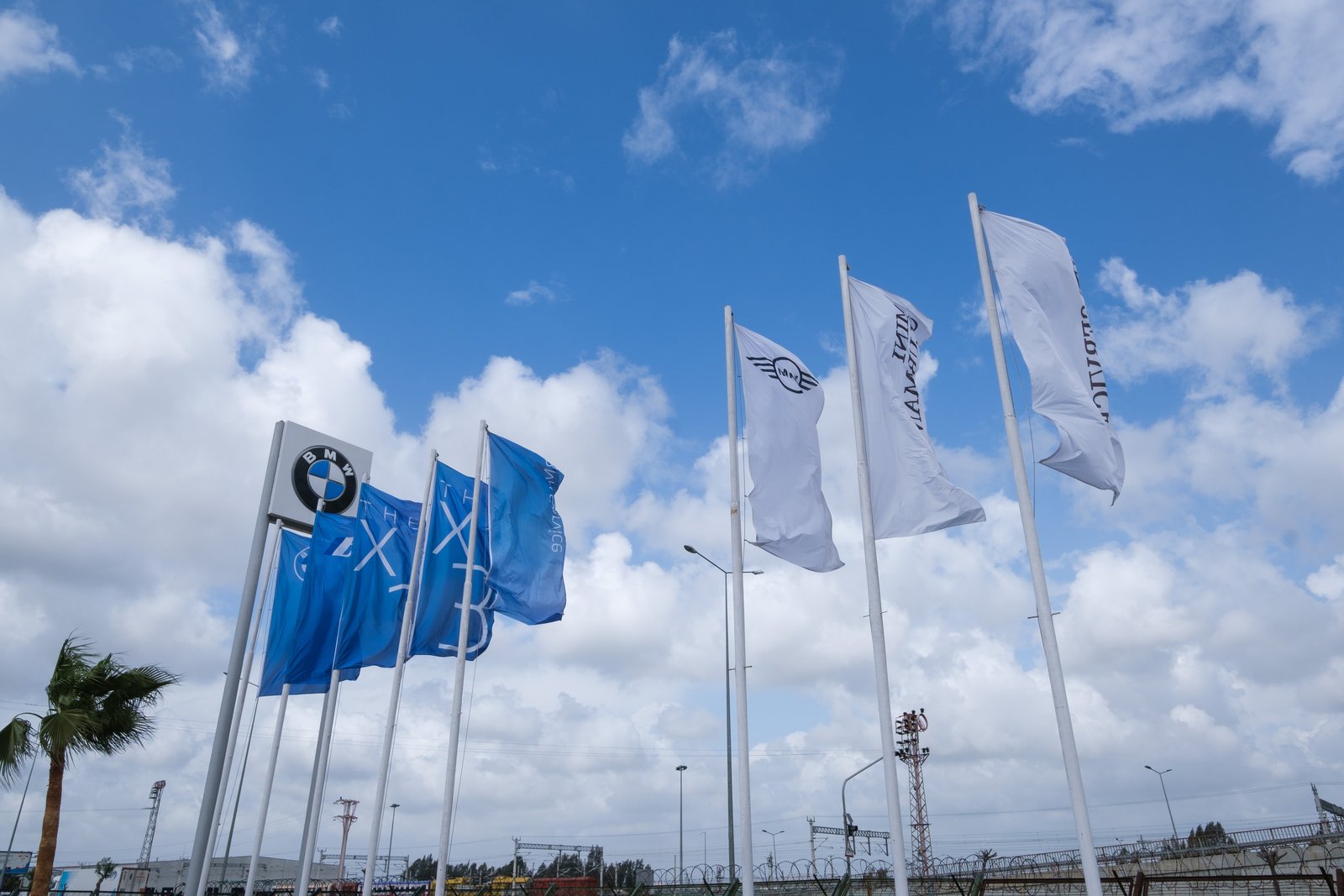 Banderas de BMW y MINI en la fachada de un concesionario, registradas como parte de la lista de comprobación exterior.