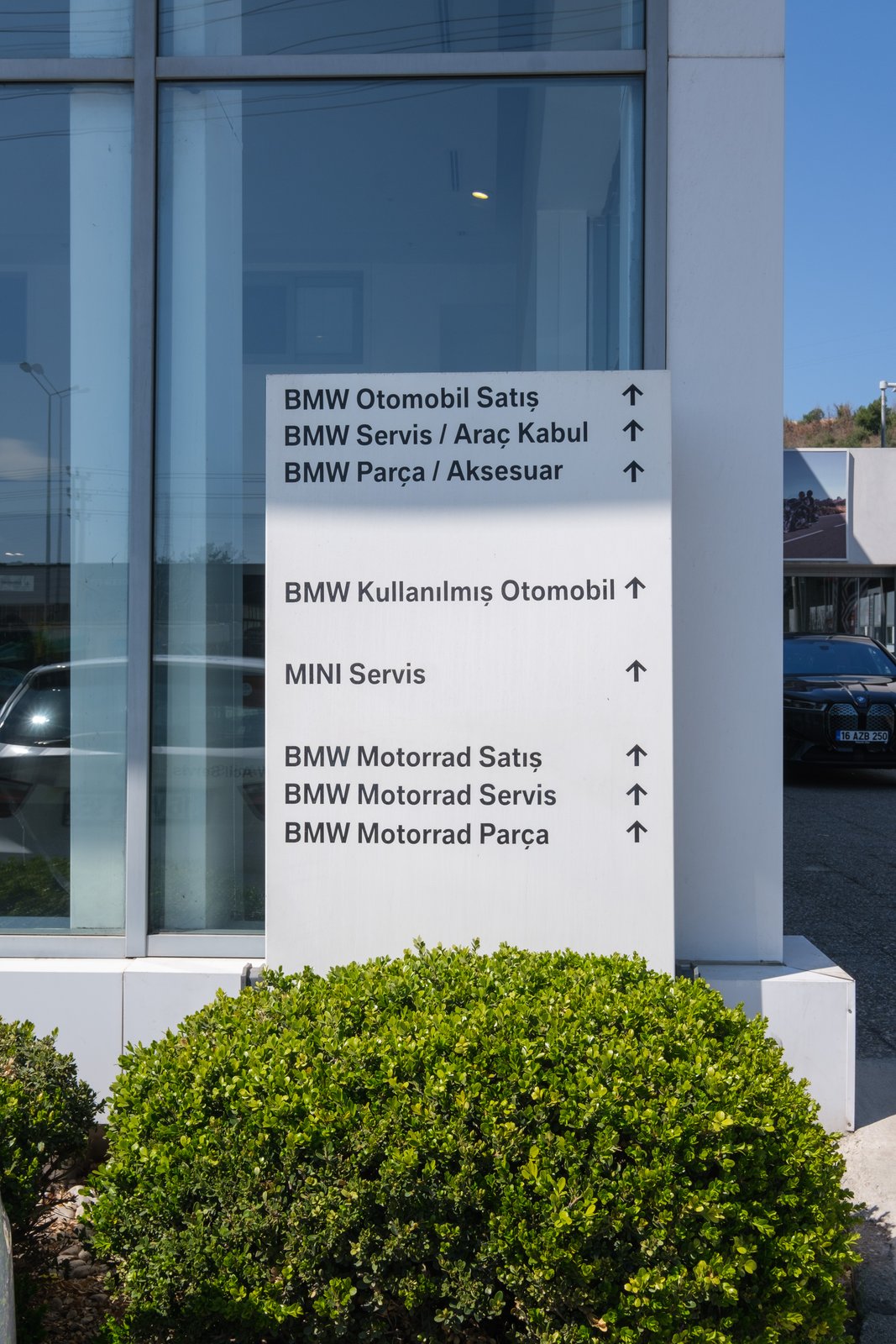Señal direccional en otro concesionario de la misma red, que añade ventas, servicio y recambios de BMW Motorrad.