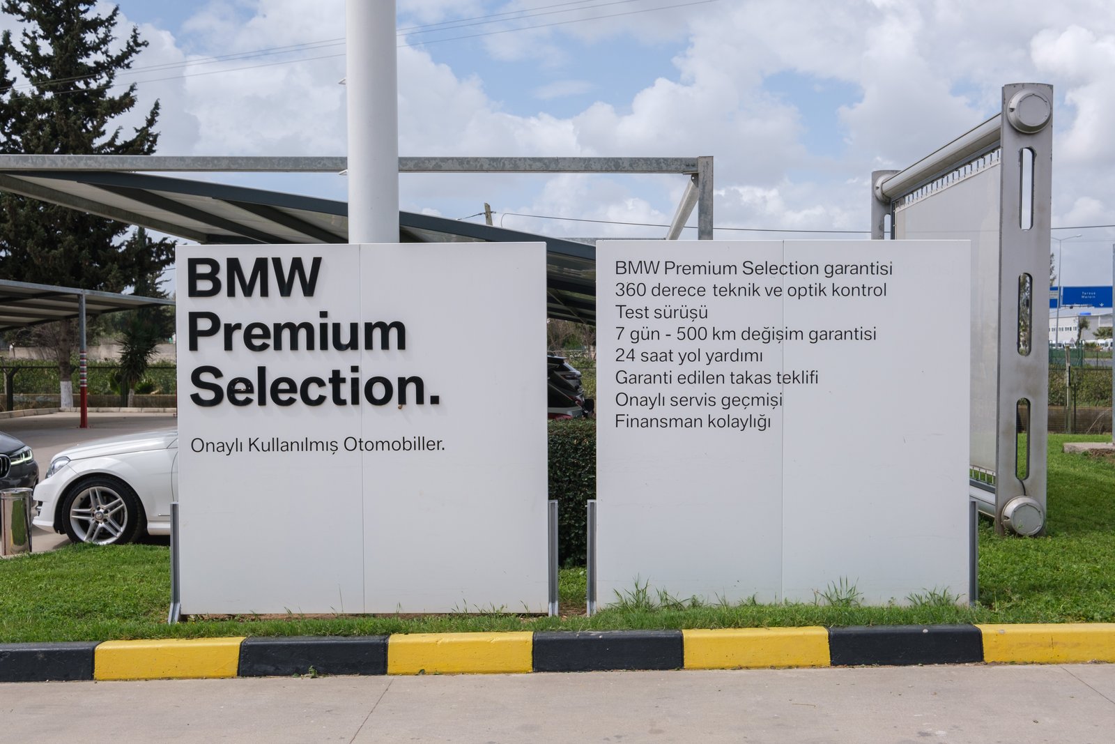 Señalización BMW Premium Selection para vehículos de ocasión certificados.