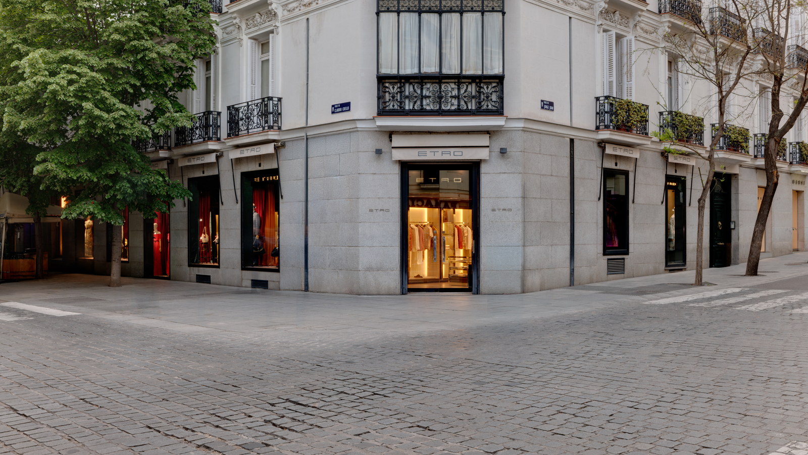 Esquina vacía de Madrid a primera hora con la fachada de la boutique ETRO y sus escaparates iluminados.