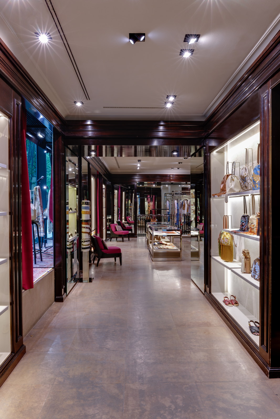 Vista a lo largo del pasillo de madera oscura de la boutique hacia el fondo de la tienda.