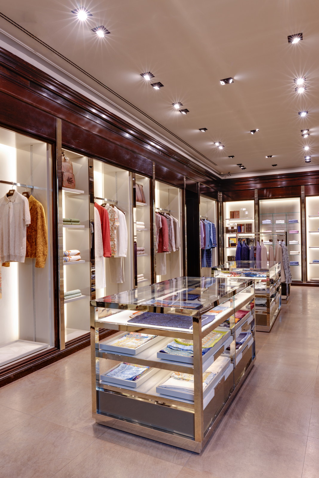 Vitrinas y estanterías iluminadas a lo largo del interior de la boutique.