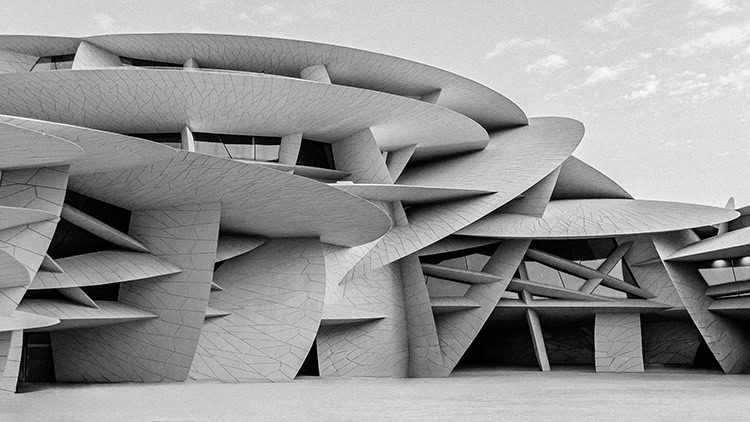 Edificio contemporáneo de formas curvas de hormigón superpuestas, Doha, Catar.