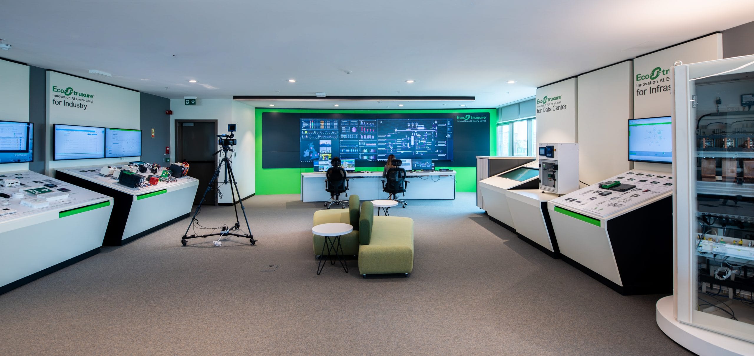 Sala de control de Schneider Electric mostrando sistemas avanzados de automatización industrial