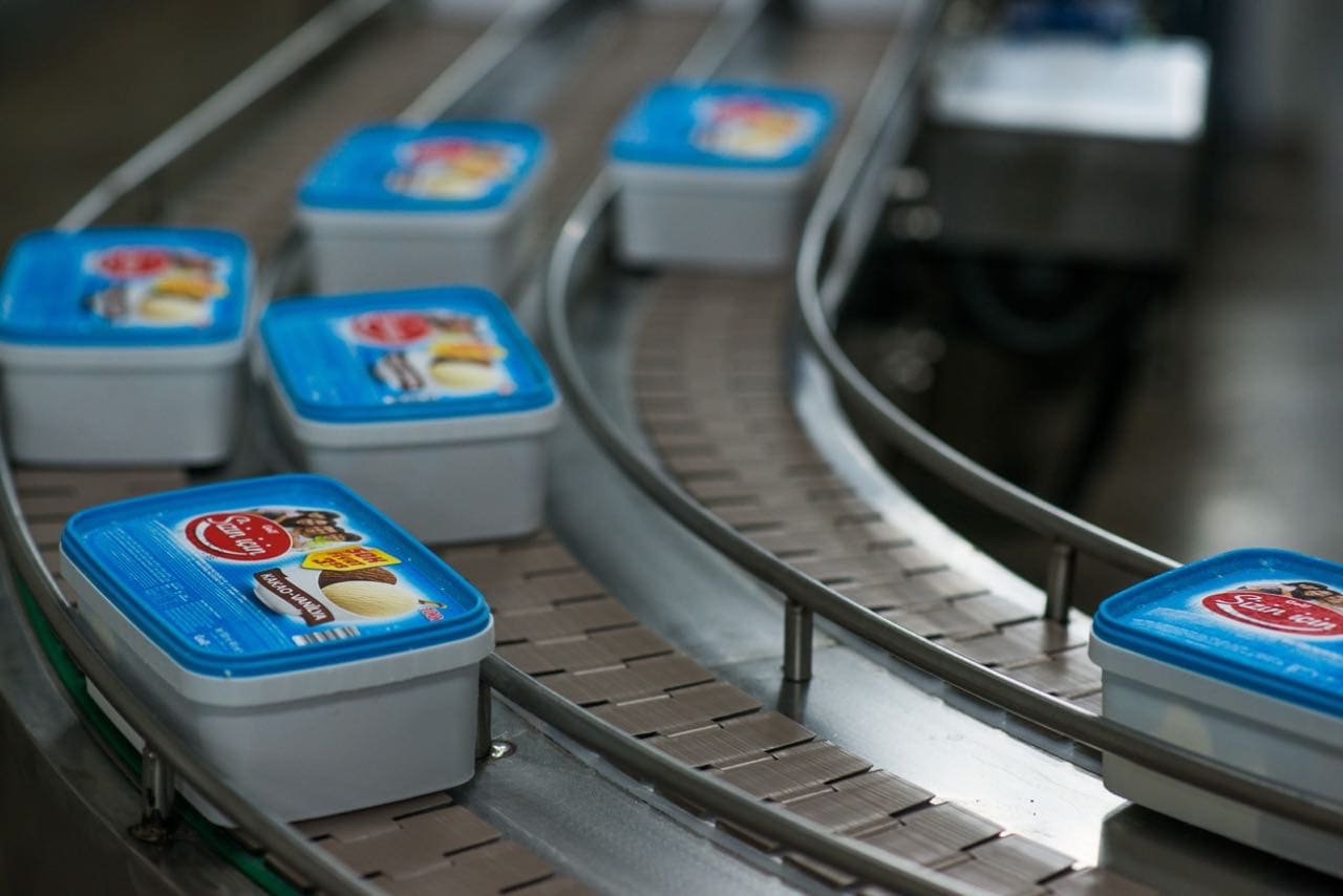 Instalación de producción industrial de helados mostrando entorno de fabricación en temperaturas extremas